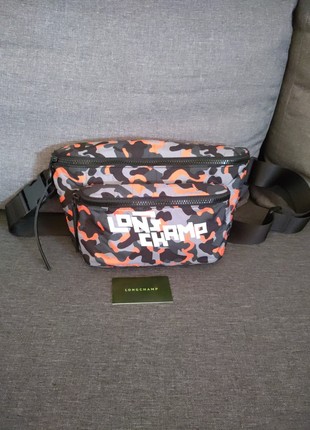 03 Lässiger Look: Longchamp Camo LGP Gürteltasche