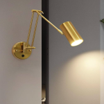 Elegante goldene Wandlampen mit schwenkbarem Arm