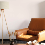 Moderne Stativ-Stehlampen mit Holzbeinen