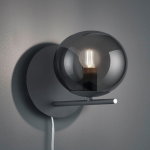 Rauchglas-Wandleuchte schafft dramatische Flur-Atmosphäre