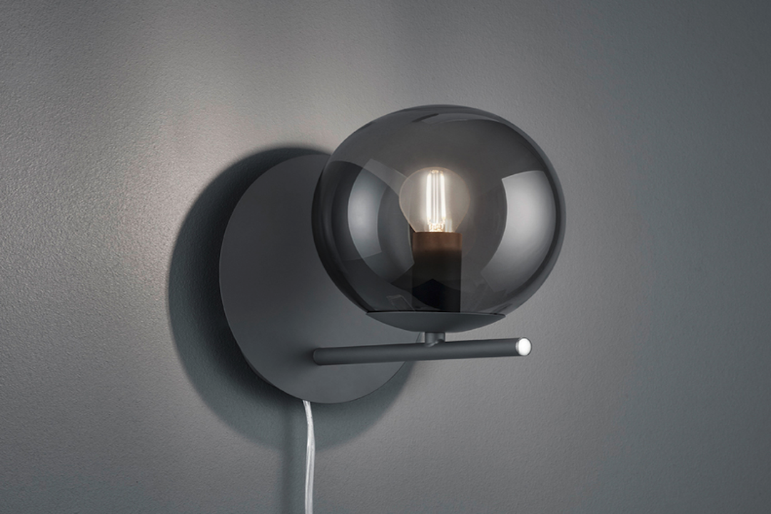 Rauchglas-Wandleuchte schafft dramatische Flur-Atmosphäre