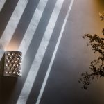 Rauchglas-Wandleuchte schafft dramatische Flur-Atmosphäre